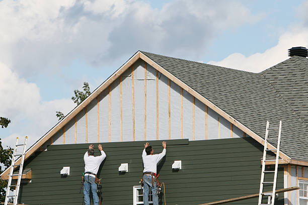 Professional Siding technician working in Londonderry, OH